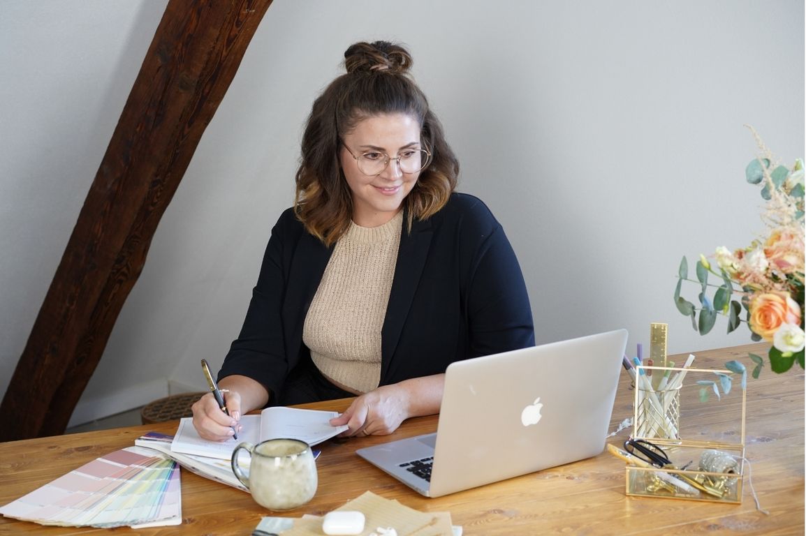 Sabrina von getSocial bereitet eine Coaching-Session vor