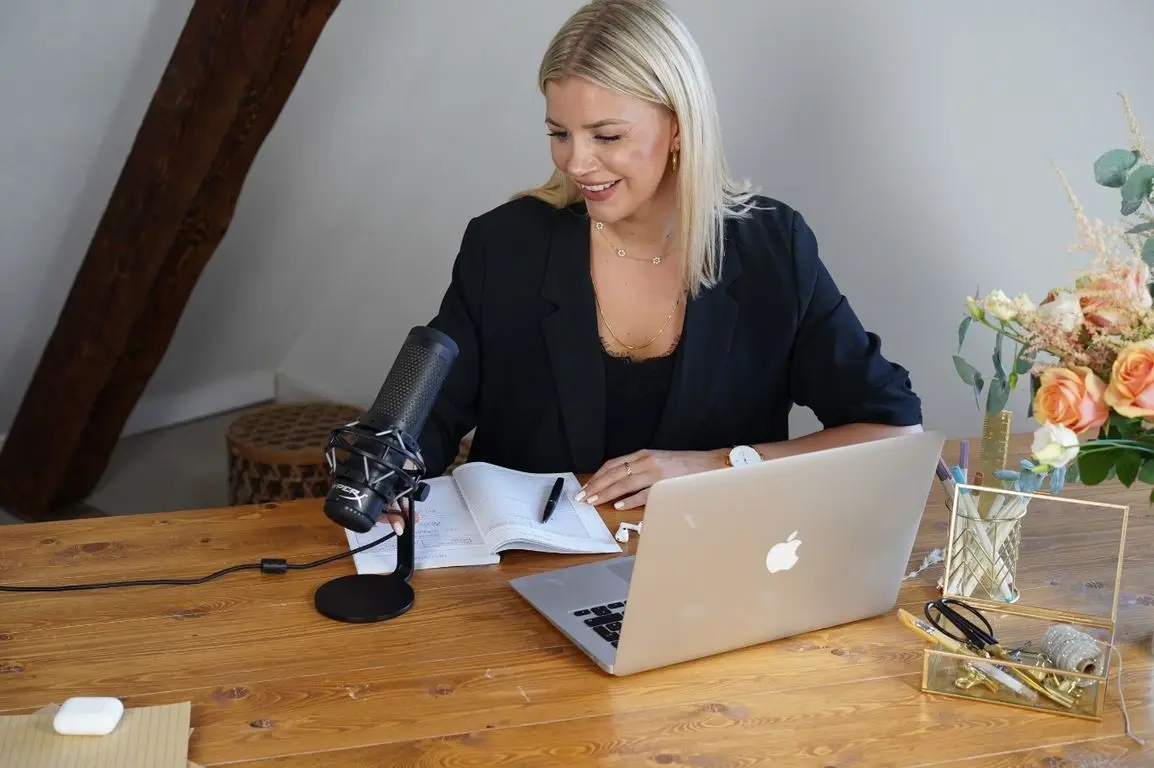 Louisa von getSocial bereitet eine Mentoring-Session vor