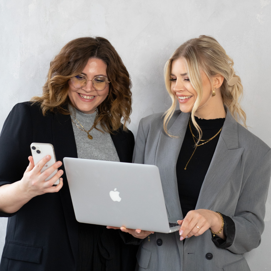 Sabrina und Louisa am Laptop. Nutzen KI im Business - Claude lernen